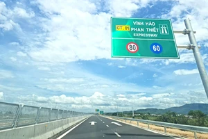 Cao tốc Dầu Giây - Phan Thiết - Vĩnh Hảo rất hẹp, có nhiều đoạn các thiết bị công trình kỹ thuật chưa được hoàn thiện. Ảnh: PHƯƠNG NAM