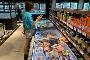 Người tiêu dùng có xu hướng giảm chi tiêu, tác động tiêu cực đến doanh thu của ngành hàng thiết yếu. Ảnh: P.MINH