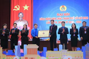 Phó Chủ tịch Công đoàn viên chức Việt Nam Nguyễn Văn Đông trao bảng đồng với nội dung “Trung thành, trách nhiệm, liêm chính, sáng tạo” cho Công đoàn viên chức TP. Ảnh: VÕ THƠ
