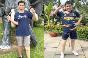 Từ Ngọc Quý và Võ Minh Trí (từ trái sang) vào TP.HCM hội ngộ cùng các bệnh nhi từng mắc ung thư. Ảnh: THẢO PHƯƠNG