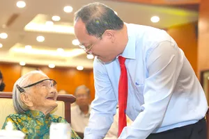 Phó Bí thư Thành ủy TP.HCM Nguyễn Hồ Hải thăm hỏi mẹ Việt Nam anh hùng Nguyễn Thị Cảnh. Ảnh: HÀ THƯ