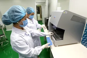 Phía Bộ LĐ-TB&XH cho rằng trong dài hạn thì phương án 3 tối ưu hơn, không ảnh hưởng tới những người lao động đang tham gia BHXH. Ảnh minh họa: V.LONG