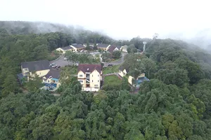 Công ty TNHH Khánh Dương - Măng Đen xây thêm homestay và nhà sàn trên đất do Công ty Cao su Kon Tum thuê của Nhà nước. Ảnh: LK