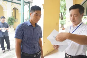 Ứng cử viên tham dự kỳ thi tuyển dụng viên chức do Sở GD&ĐT TP.HCM tổ chức vào tháng 7-2023. Ảnh: NGUYỄN QUYÊN