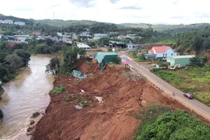 Sạt lở đất ở đường tránh TP Gia Nghĩa. Ảnh: VŨ LONG