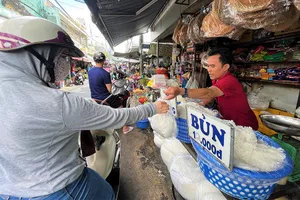 Các tiểu thương cho biết giá gạo tăng mỗi ngày, khiến các mặt hàng làm từ gạo cũng bị ảnh hưởng. Ảnh: T.UYÊN