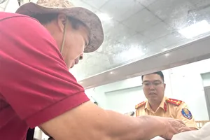 Người dân đến làm thủ tục đăng ký xe tại Đội Đăng ký, quản lý phương tiện giao thông cơ giới đường bộ TP.HCM. Ảnh: HUỲNH THƠ