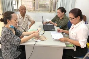 Người dân tại TP.HCM đang nhận lương hưu hằng tháng. Ảnh: TM