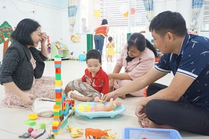 TP.HCM đã đề xuất nhiều chính sách hỗ trợ như nhà ở, viện phí, học phí… để người dân an tâm sinh và nuôi dạy con. Ảnh minh họa: NGUYỄN QUYÊN