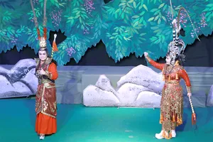 NSƯT Tú Sương và Kim Nhuận Phát trong vở Mộc Quế Anh dâng cây. Ảnh: VĂN HÀ