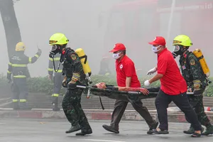 Diễn tập PCCC tại một tòa nhà ở quận 1, TP.HCM. Ảnh: HUỲNH THƠ