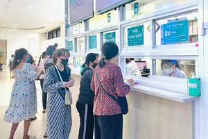 Người dân đến đăng ký khám chữa bệnh tại BV Hùng Vương. Ảnh: THẢO PHƯƠNG