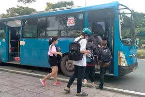 Nhiều sinh viên đi xe buýt thường mang ba lô phía sau tạo điều kiện cho nhóm móc túi ra tay. Ảnh: HỒNG THẮM