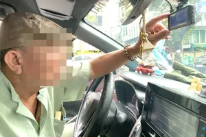 Không ít người lo ngại nếu bắt buộc gắn camera ghi hình cabin xe cá nhân thì sẽ dễ lộ thông tin cá nhân. Ảnh: LƯU ĐỨC