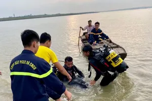 Đại úy Thái Ngô Hiếu (người đeo bình) và đồng đội trong một lần thực hiện nhiệm vụ. Ảnh: NVCC 