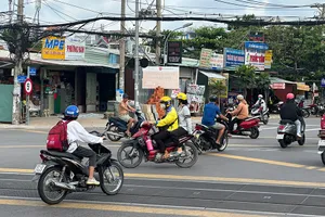 Ngã tư không có đèn tín hiệu khiến các phương tiện giao thông di chuyển lộn xộn, nhất là vào các giờ cao điểm. Ảnh: HUỲNH THƠ