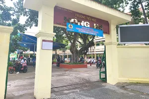 Trường Tiểu học Hồng Hà, quận Bình Thạnh nơi xảy ra sự việc. Ảnh: NGUYỄN QUYÊN 