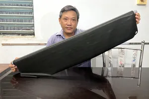 Ông Nguyễn Hữu Trí giới thiệu lãnh Mỹ A với màu đen bóng đặc trưng. Ảnh: QUỐC HƯƠNG