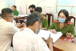 Người dân làm thủ tục đăng ký cư trú tại cơ quan công an ở TP.HCM. Ảnh: NGUYỄN TÂN