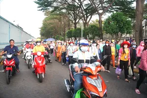 Giờ tan tầm của công nhân một công ty trên địa bàn quận Bình Tân, TP.HCM. Ảnh minh họa: VÕ THƠ