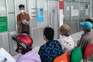 Người dân đến khám chữa bệnh tại BV quận Phú Nhuận. Ảnh: NGUYỄN HIỀN