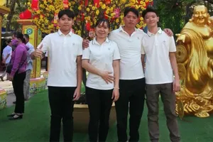 Vợ chồng chị Thúy, anh Duy hạnh phúc vẹn tròn sau 16 năm gắn bó. Ảnh: NVCC