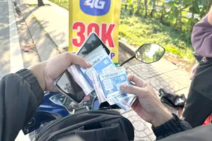 SIM rác vẫn được bán tràn lan ở lề đường, ai muốn mua bao nhiêu SIM cũng được, nhà mạng nào cũng có. Ảnh: HT