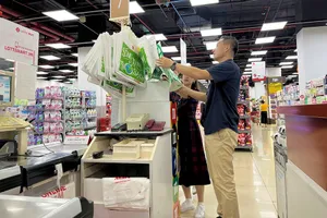 Doanh nghiệp cần quảng bá thật mạnh, thật đậm về tính năng vượt trội của sản phẩm xanh để thuyết phục khách hàng. Ảnh: TÚ UYÊN 