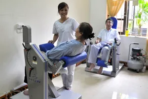 Bệnh nhân đột quỵ đang được tập vật lý trị liệu để sớm phục hồi chức năng. Ảnh: BVCC 
