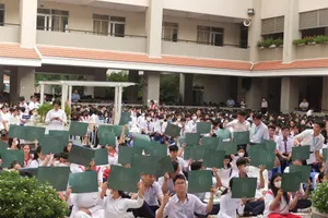 Học sinh Trường THPT Nguyễn Hữu Thọ, quận 4 trong một buổi sinh hoạt chuyên đề. Ảnh: NTCC