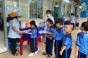 Phụ huynh Trường Tiểu học Nguyễn Trường Tộ, quận 4 đến kiểm tra bữa ăn bán trú của con. Ảnh: NTCC