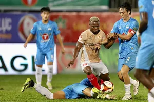 HA Gia Lai vất vả trong trận thua đậm Công an Hà Nội trên sân nhà. Ảnh: ANH MINH