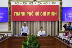 Phó Chủ tịch UBND TP.HCM Võ Văn Hoan yêu cầu các sở, ngành khắc phục tồn tại để tạo môi trường thuận lợi cho đầu tư, kinh doanh. Ảnh: TÚ UYÊN