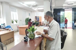 Người dân đến cơ quan BHXH TP.HCM thực hiện các thủ tục liên quan đến BHXH. Ảnh: NGUYỄN HIỀN