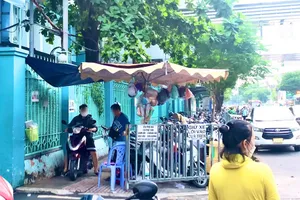 Bãi giữ xe trước cổng BV Bình Dân được người dân phản ánh giá giữ xe cao hơn quy định. Ảnh: TRẦN MINH