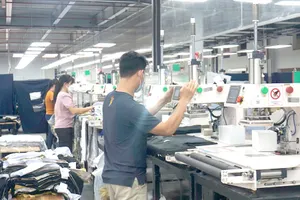 Bộ Tài chính đề xuất dừng triển khai bảo hiểm hưu trí bổ sung tự nguyện để chuyển sang BHXH bắt buộc. Ảnh minh họa: HUỲNH DU