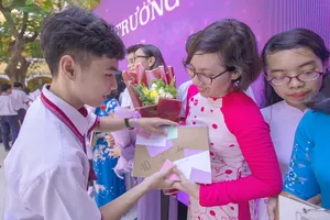 Không chỉ có hoa hay quà mới thay lời cảm ơn mà những hành động đẹp của các em đã là món quà lớn với các thầy cô. Ảnh: NGUYỆT NHI