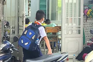 Học sinh đến lớp học thêm sau giờ học chính khóa. Ảnh: NGUYỄN QUYÊN