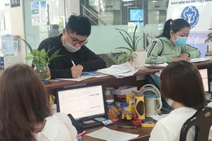 Người dân đến cơ quan BHXH TP.HCM làm thủ tục BHXH, BHYT. Ảnh: NGUYỄN HIỀN