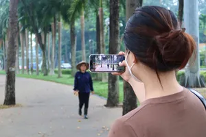 Việc dùng điện thoại quay phim, chụp ảnh tại công viên không cần phải xin giấy phép. Ảnh: TRẦN MINH 