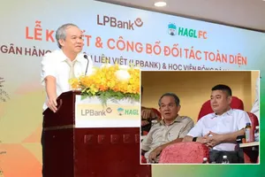 Bầu Đức giờ ngồi cùng xuồng với bầu Thụy và HA Gia Lai có tên mới là đội LPBank HA Gia Lai. Ảnh: CTV