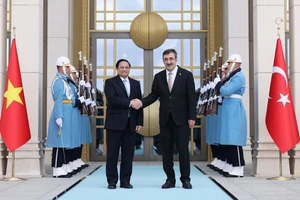 Phó Tổng thống Thổ Nhĩ Kỳ Cevdet Yilmaz và Thủ tướng Chính phủ Phạm Minh Chính tại lễ đón chính thức. Ảnh: VGP/NHẬT BẮC