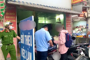 Công an xã Bà Điểm ra quân xử lý những điểm giới thiệu việc làm không phép ở khu vực Bến xe An Sương. Ảnh: TM