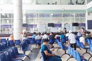 Người dân đến khám chữa bệnh tại BV quận Gò Vấp. Ảnh: NGUYỄN HIỀN