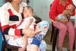 Trẻ khám tiêu chảy do kháng với kháng sinh vi khuẩn đường ruột. Ảnh: TRẦN NGỌC 