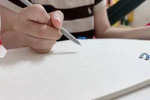 Người lập di chúc phải ký hoặc điểm chỉ vào bản di chúc trước mặt những người làm chứng. Ảnh: HUỲNH THƠ