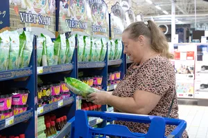 Bộ NN&PTNT dự báo Việt Nam sẽ xuất khẩu được hơn 8 triệu tấn gạo trong năm 2023. Trong ảnh: Gạo Việt Nam bán tại một siêu thị ở Pháp. Ảnh: QH 