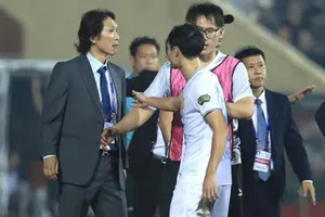 HLV Gong Oh-kyun và sự cố ở phút 33 sau pha tiểu xảo của ông và va chạm của Văn Kiên. Ảnh: HT