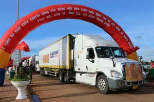 Chuyến hàng sầu riêng của Việt Nam xuất khẩu chính ngạch sang Trung Quốc. Ảnh: TTXVN