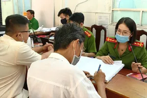 Người dân đến Công an quận Gò Vấp thực hiện các thủ tục hành chính. Ảnh: N.TÂN